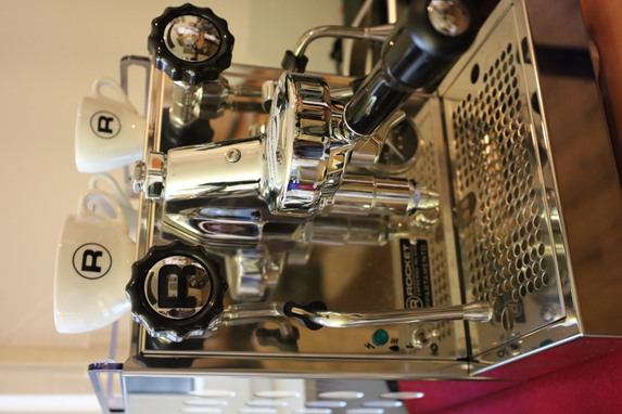 Rocket-Siebträgermaschine mit Espressotassen