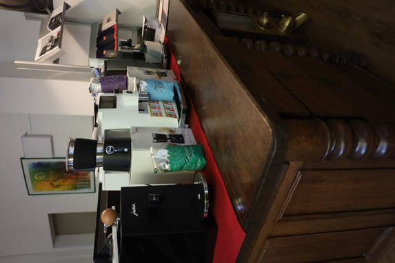 Ausstellung von JURA-Kaffeevollautomaten und Kaffeebohnen im Laden